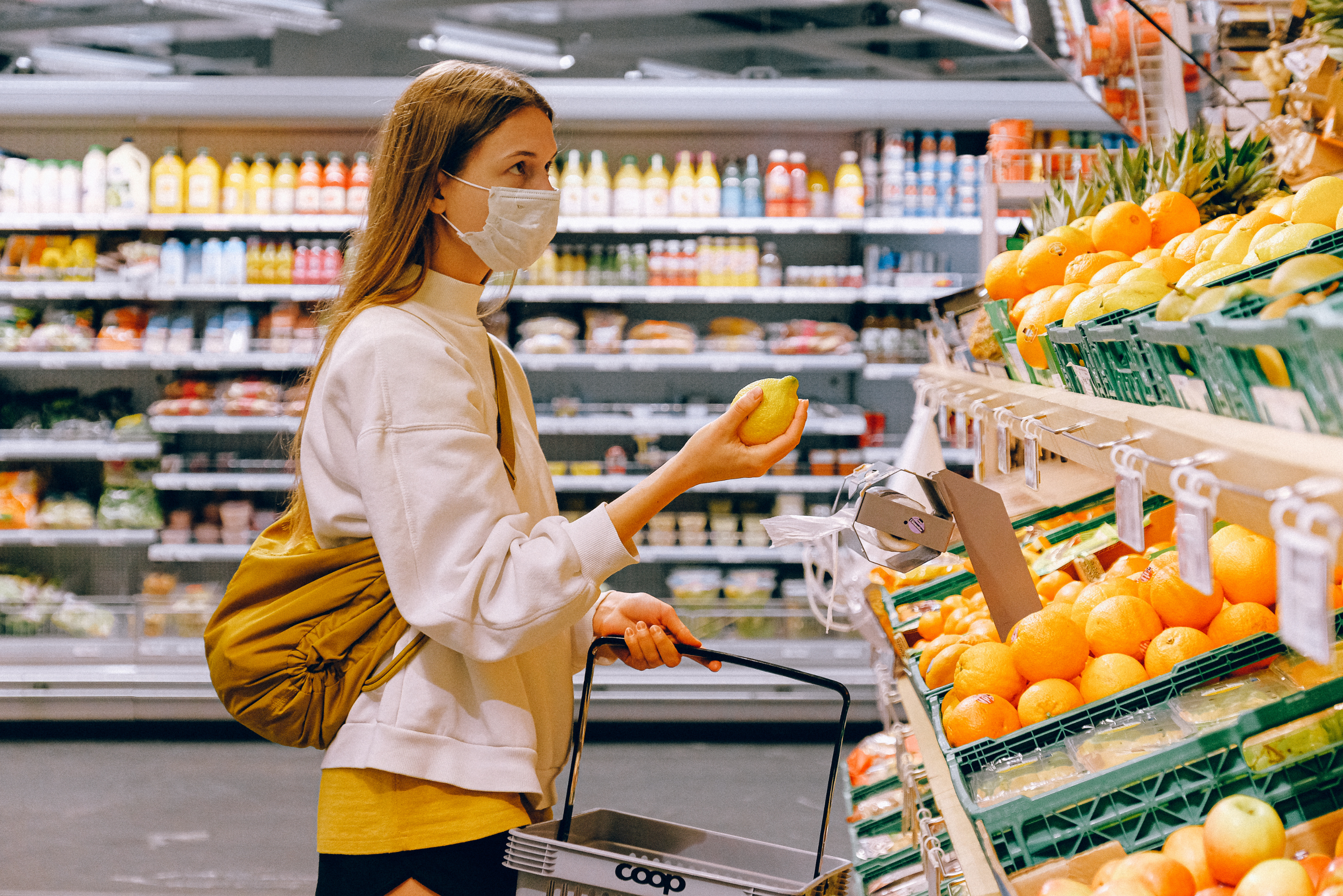 Лиц маркет. Магазин продукты. Продуктовый магазин. Супермаркет продукты. Покупатель в супермаркете.